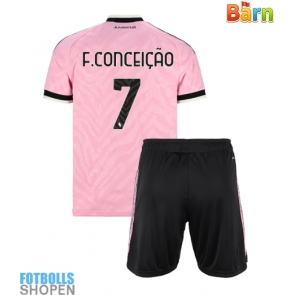 Billiga Juventus Francisco Conceicao #7 Bortatröja Barn 2026-27 Kortärmad (+ Korta byxor)